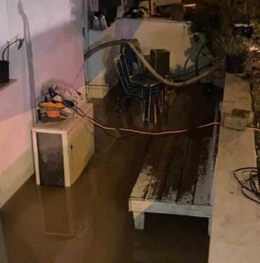 ayvalik’ta-siddetli-saganak:-evleri-su-basti,-yollar-dereye-dondu