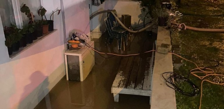Ayvalık’ta şiddetli sağanak: Evleri su bastı, yollar dereye döndü