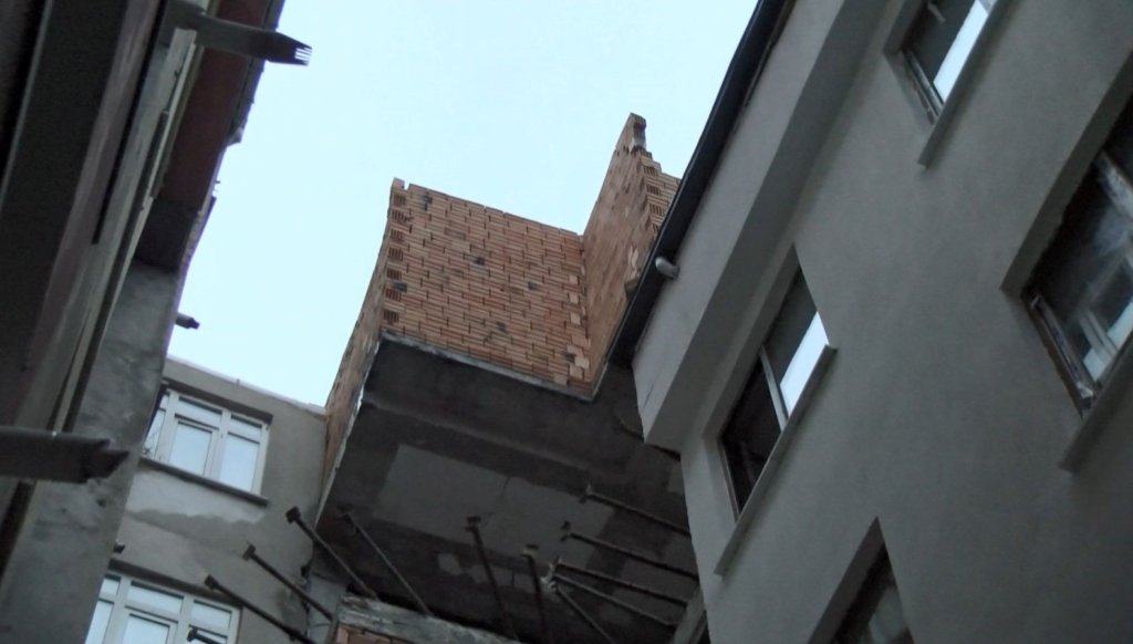 insaatten-dusen-tuglalar-deprem-panigi-yaratti