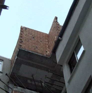 insaatten-dusen-tuglalar-deprem-panigi-yaratti