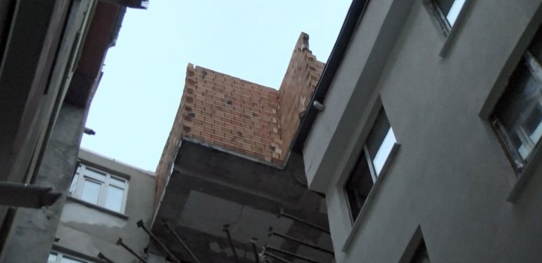 İnşaatten düşen tuğlalar deprem paniği yarattı