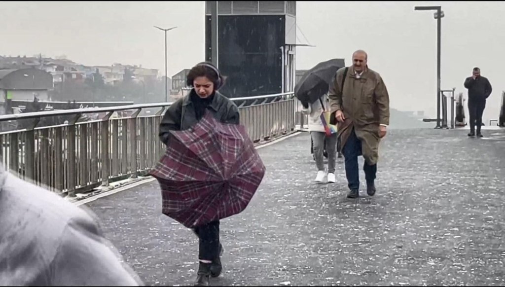 beylikduzu’nde-kar-taksim’de-karla-karisik-yagmur