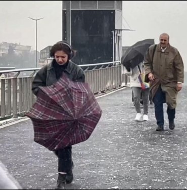 beylikduzu’nde-kar-taksim’de-karla-karisik-yagmur