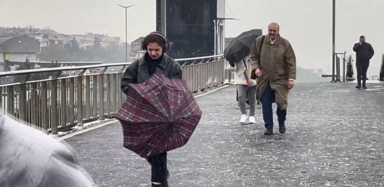 Beylikdüzü’nde kar Taksim’de karla karışık yağmur