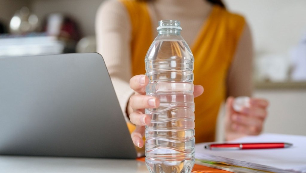 pet-siseden-su-icenler-dikkat!-yaklasik-240-bin-“nanoplastik”-tespit-edildi