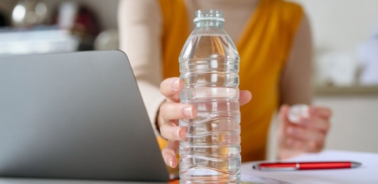 Pet şişeden su içenler dikkat! Yaklaşık 240 bin “nanoplastik” tespit edildi