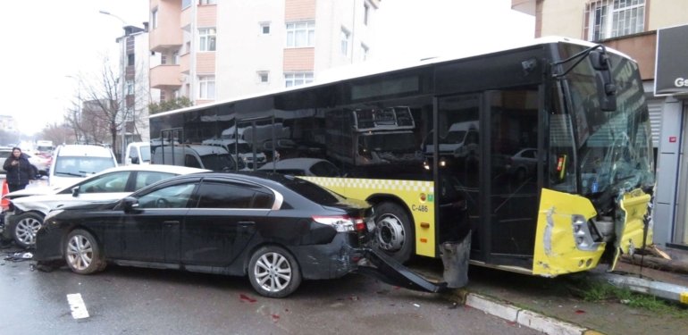 İETT otobüsü park halindeki 5 araca çarptı