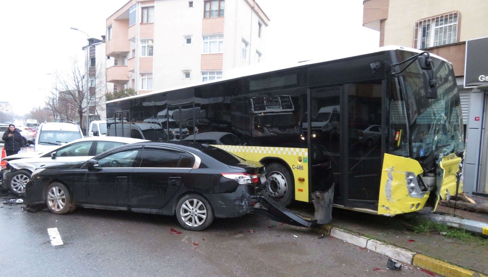 iett-otobusu-park-halindeki-5-araca-carpti
