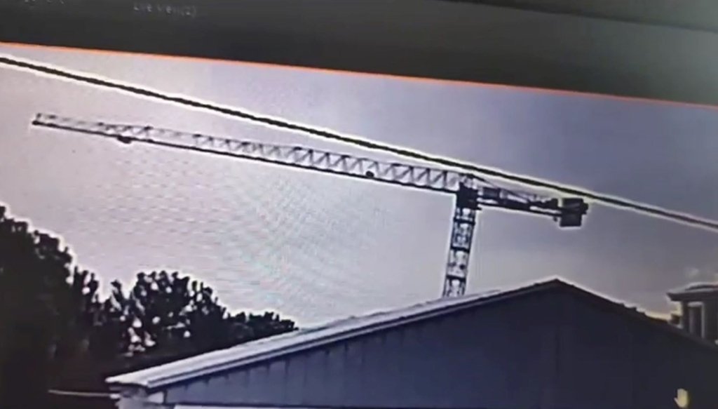 manisa’da-operatorun-oldugu-vinc-kazasi-kamerada:-iscilerin-hayatini-boyle-kurtarmis