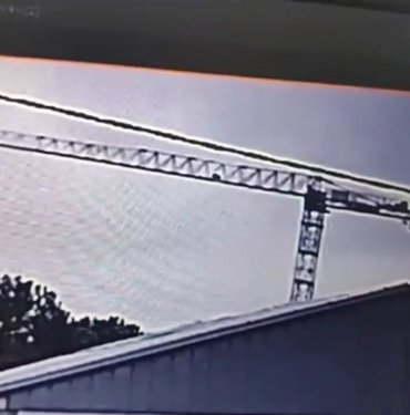 manisa’da-operatorun-oldugu-vinc-kazasi-kamerada:-iscilerin-hayatini-boyle-kurtarmis
