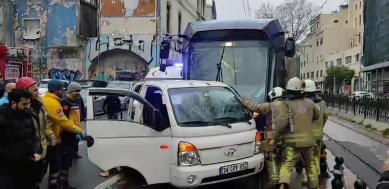 Karaköy’de tramvay kamyonete çarptı