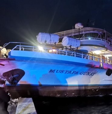 izmir’de-vapur-rotadan-cikarak-karaya-carpti