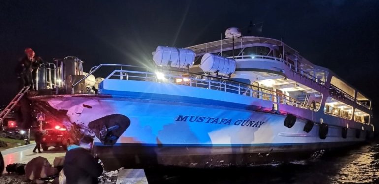 İzmir’de vapur rotadan çıkarak karaya çarptı
