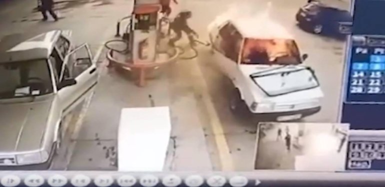 LPG dolumu yapılan otomobilin alev alması kamerada