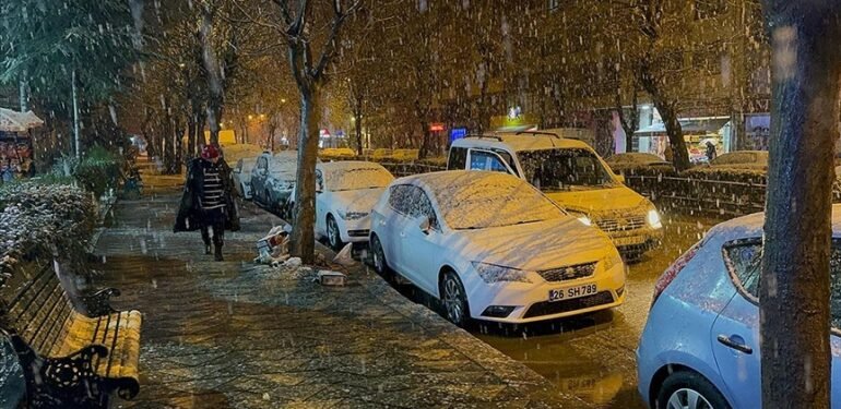 Eskişehir’de kar yağışı etkili oluyor