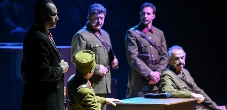 “cumhuriyet’e-dogru”-tiyatro-oyunu,-ankara’da-yeniden-sahnelendi