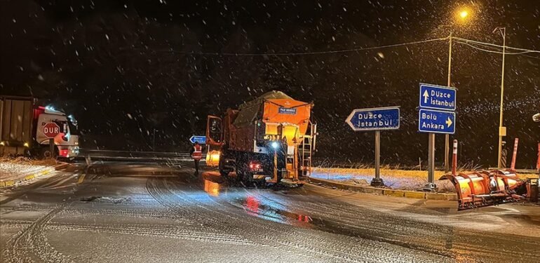 Bolu’da kar yağışı etkili oluyor