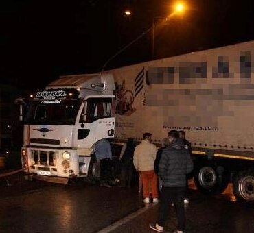 yagisli-havada-kayan-tir,-yolu-trafige-kapatti