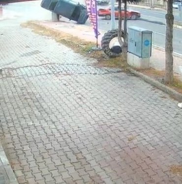 kavsakta-carpisan-otomobillerden-biri-takla-atti:-o-anlar-kamerada
