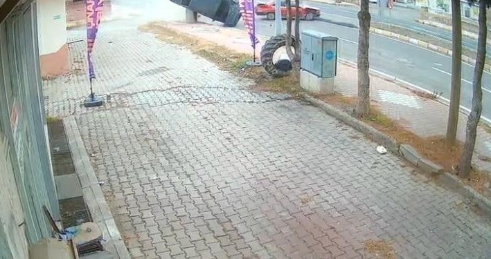 Kavşakta çarpışan otomobillerden biri takla attı: O anlar kamerada