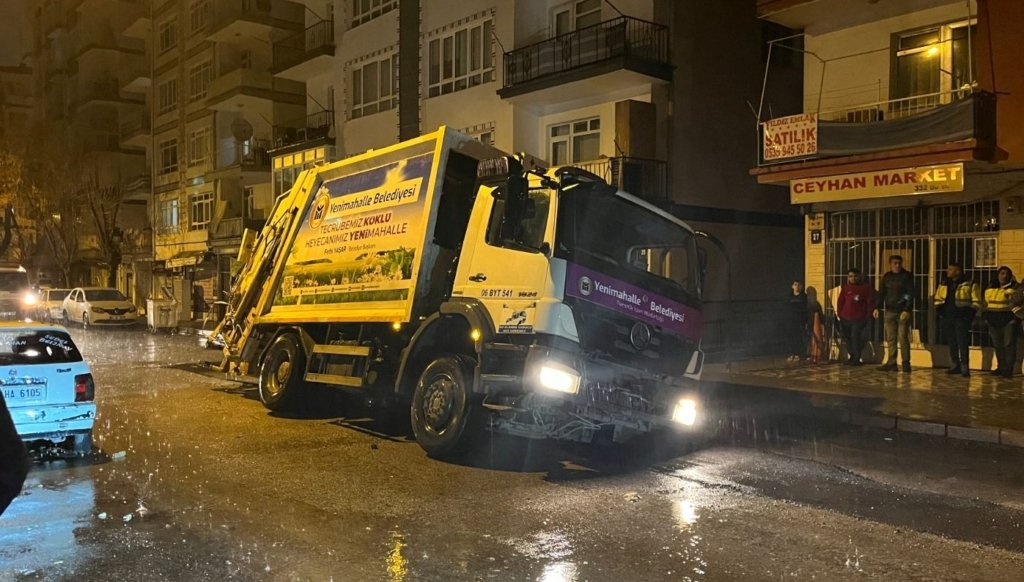 ankara’da-yagmur-nedeniyle-yol-coktu,-cop-kamyonu-askida-kaldi