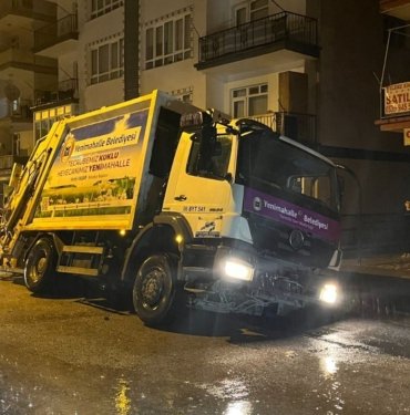 ankara’da-yagmur-nedeniyle-yol-coktu,-cop-kamyonu-askida-kaldi