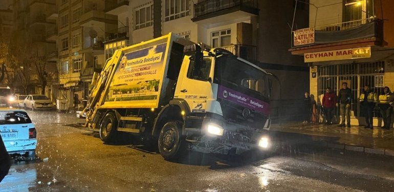 Ankara’da yağmur nedeniyle yol çöktü, çöp kamyonu askıda kaldı