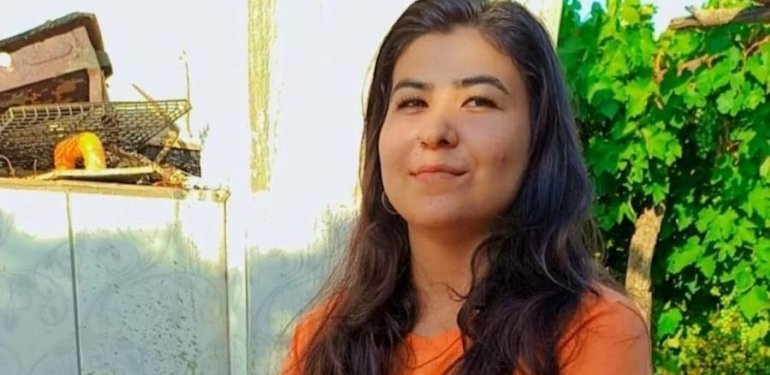 Akrabaları ile otururken yandaki odaya geçip av tüfeği ile kendini vurdu