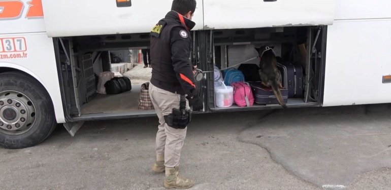 Kırıkkale’de TIR’ın dorsesine gizlenmiş 60,5 kilogram skunk ele geçirildi