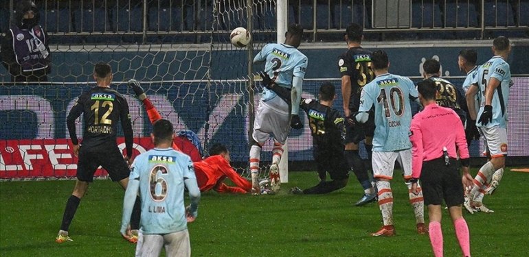 Başakşehir 3 puanı 3 golle aldı