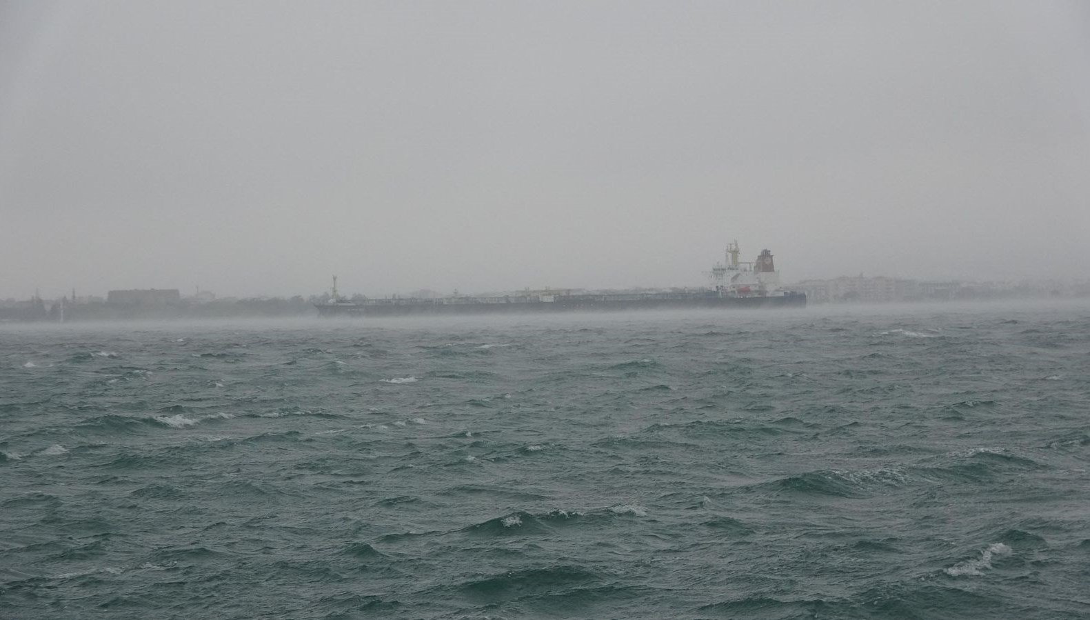 canakkale’de-bogaz-trafigine-firtina-engeli:-cift-yonlu-durduruldu