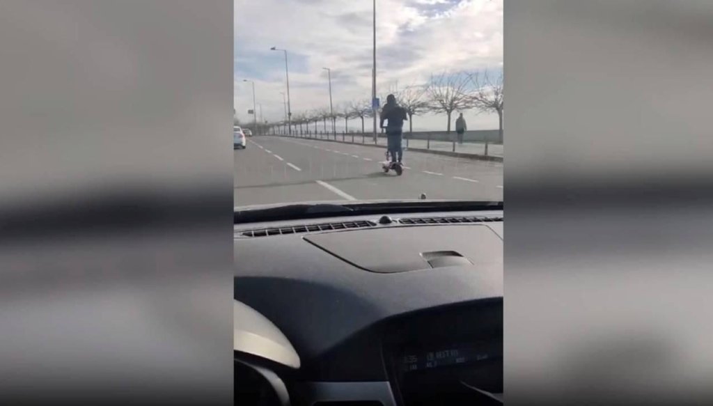 istanbul’da-scooter-surucusu-trafigi-tehlikeye-dusurdu