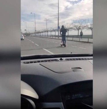 istanbul’da-scooter-surucusu-trafigi-tehlikeye-dusurdu