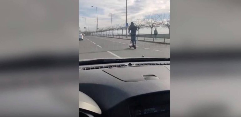 İstanbul’da scooter sürücüsü trafiği tehlikeye düşürdü