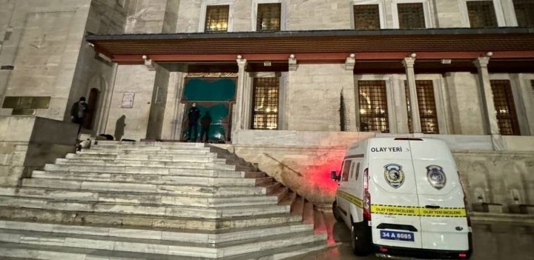 Fatih Camisi’nde bıçaklı saldırı: İmam ve talebesi yaralandı