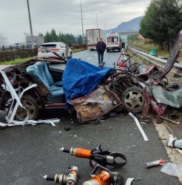 bariyere-carpan-otomobil-parcalandi:-2-olu