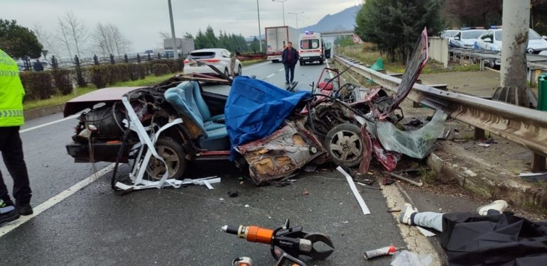 Bariyere çarpan otomobil parçalandı: 2 ölü