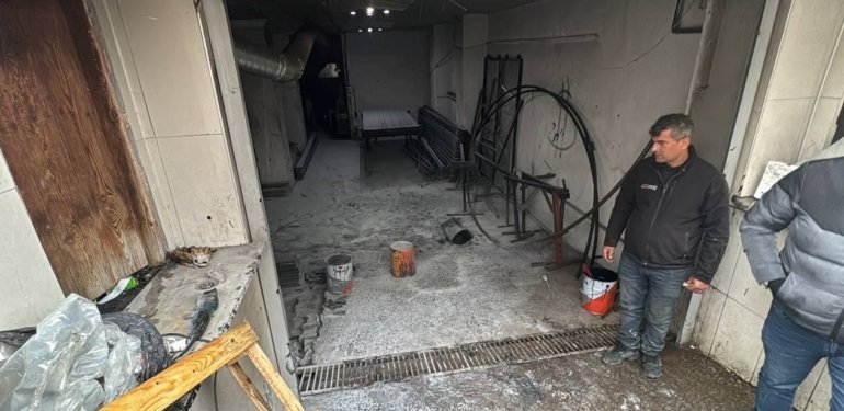 Tiner tenekesi patladı, iki işçi yaralandı