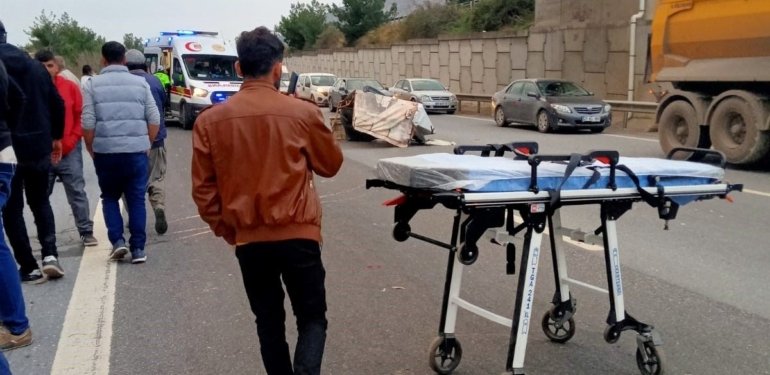 Hatay’da can pazarı: TIR’la çarpışan pikabın kasasından yola savruldular