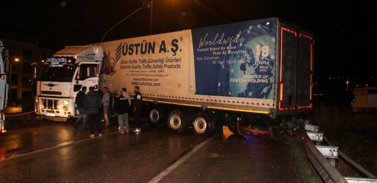 Yağışlı havada kayan TIR karayolunu trafiğe kapattı