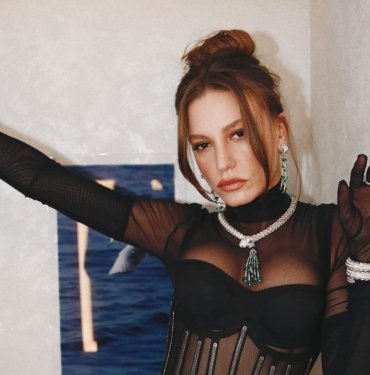serenay-sarikaya-dogruladi:-evet,-sarkida-vokal-yapan-benim