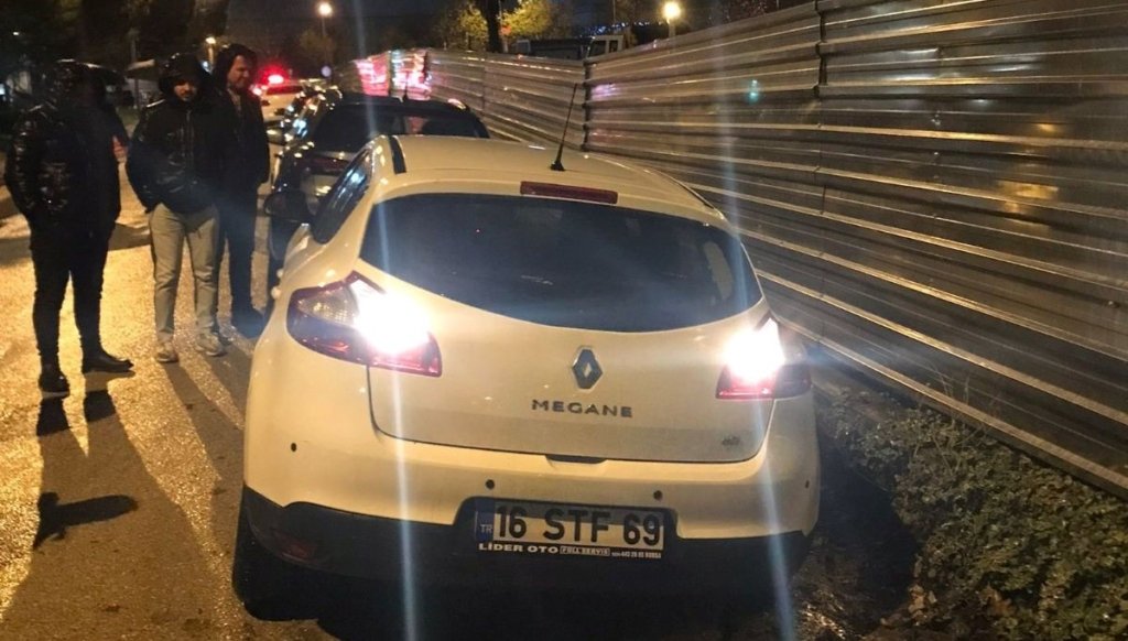 bursa’da-yagis-sonrasi-yol-coktu:-4-arac-hasar-gordu