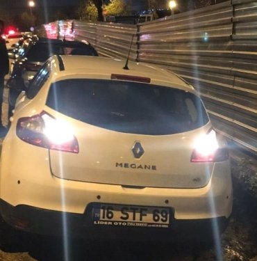 bursa’da-yagis-sonrasi-yol-coktu:-4-arac-hasar-gordu