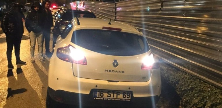 Bursa’da yağış sonrası yol çöktü: 4 araç hasar gördü