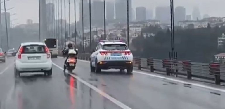 Fırtınada köprüyü geçmeye çalışan motosikletlilere kalkan
