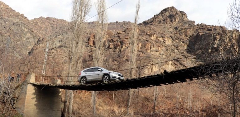 Erzurum’da 40 yıllık tahta köprü tehlike saçıyor