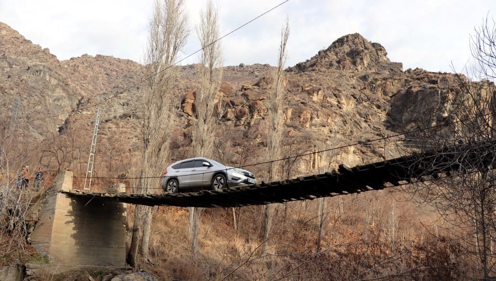 erzurum’da-40-yillik-tahta-kopru-tehlike-saciyor