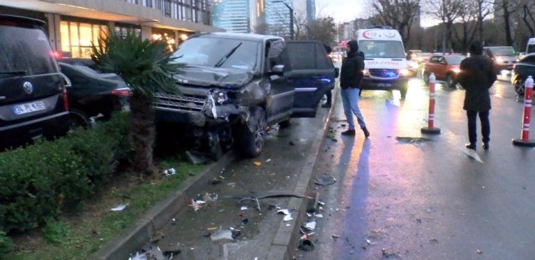 Bakırköy’de 5 aracın karıştığı kaza: Cip sürücüsü gözaltında