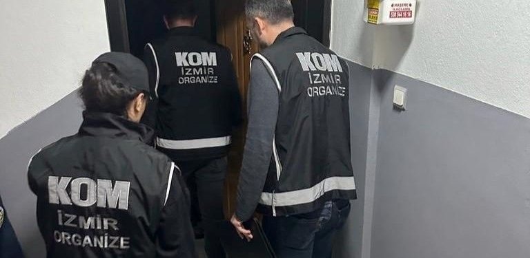 İzmir’de FETÖ şüphelilerine yönelik operasyon: 14 gözaltı
