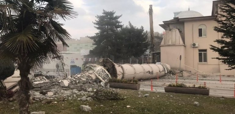 Malatya’da hasarlı camide kontrollü yıkım
